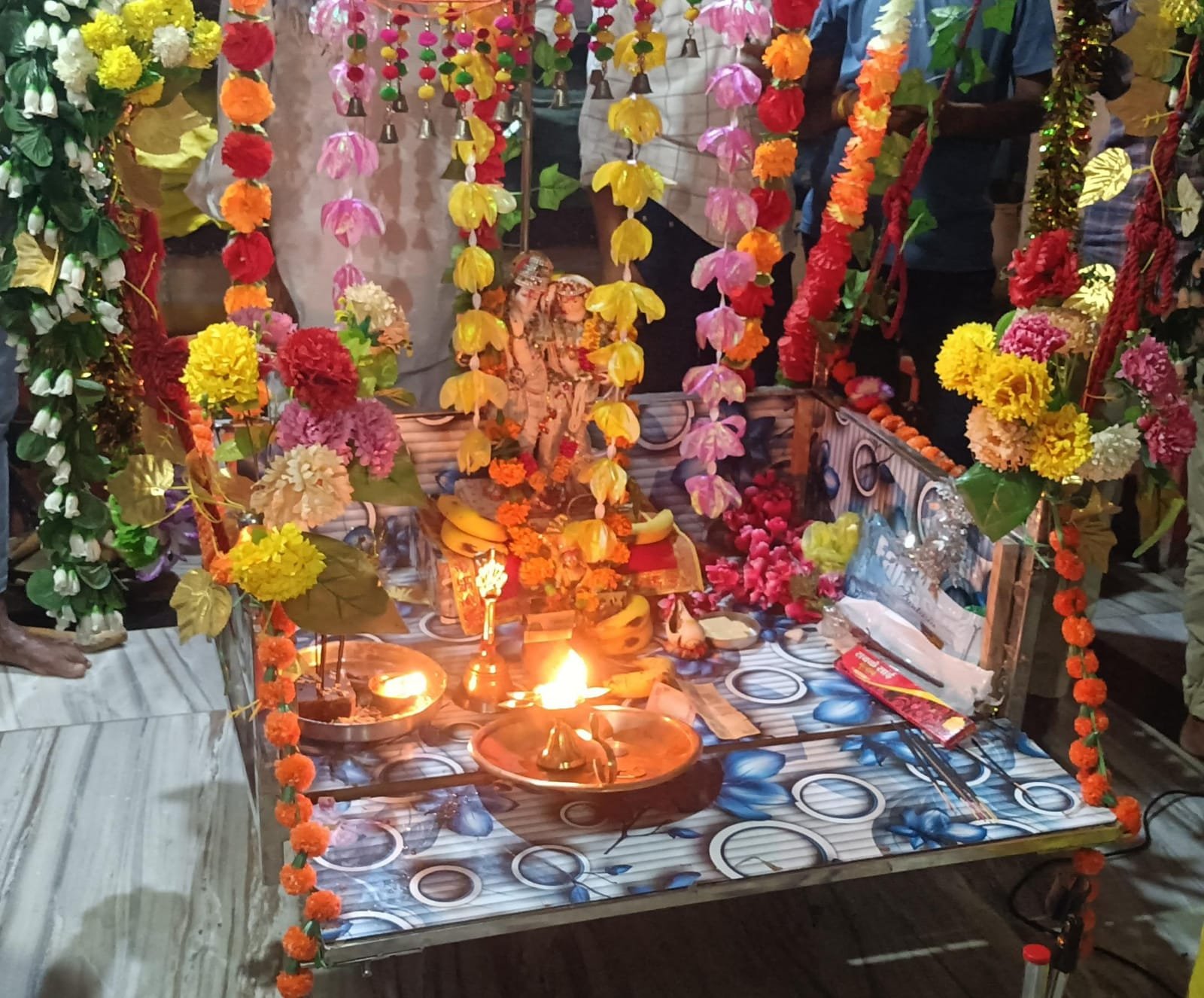 हिंदी समाचार |राधा कृष्ण मंदिर पर सावन मे हो...