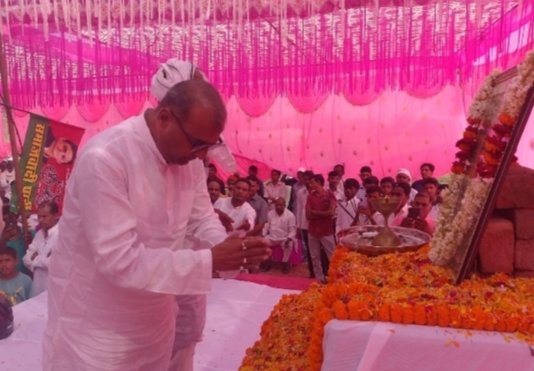 हिंदी समाचार |श्रद्धांजलि समारोह के मंच पर...
