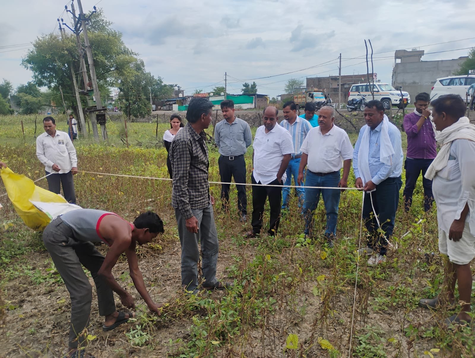 हिंदी समाचार |कलेक्टर डॉ मिश्रा ने किसान के...