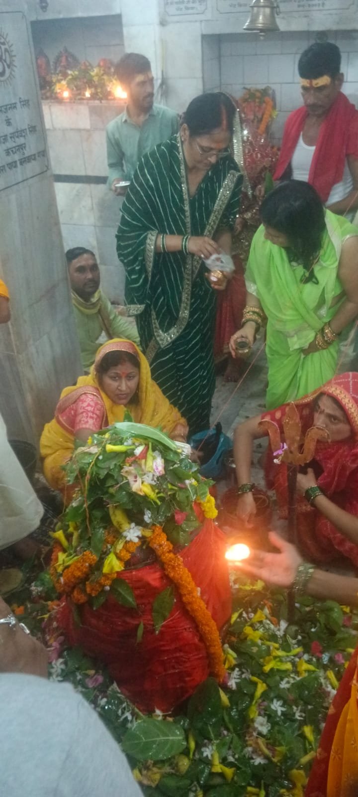 हिंदी समाचार |शिव मंदिर लगी भीड़