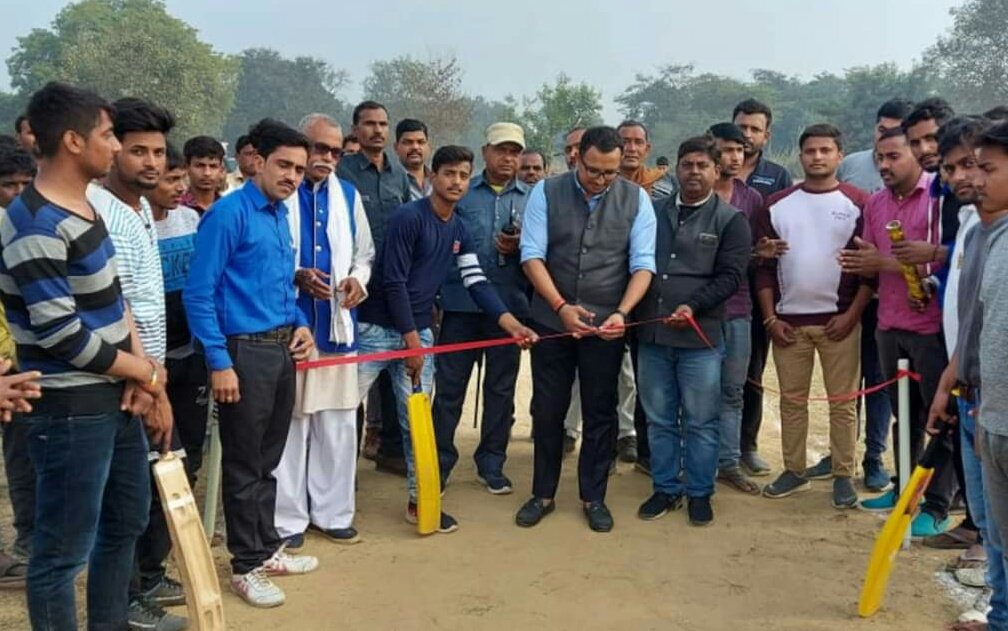 हिंदी समाचार |समाजसेवी अनित शुक्ला ने फीता...