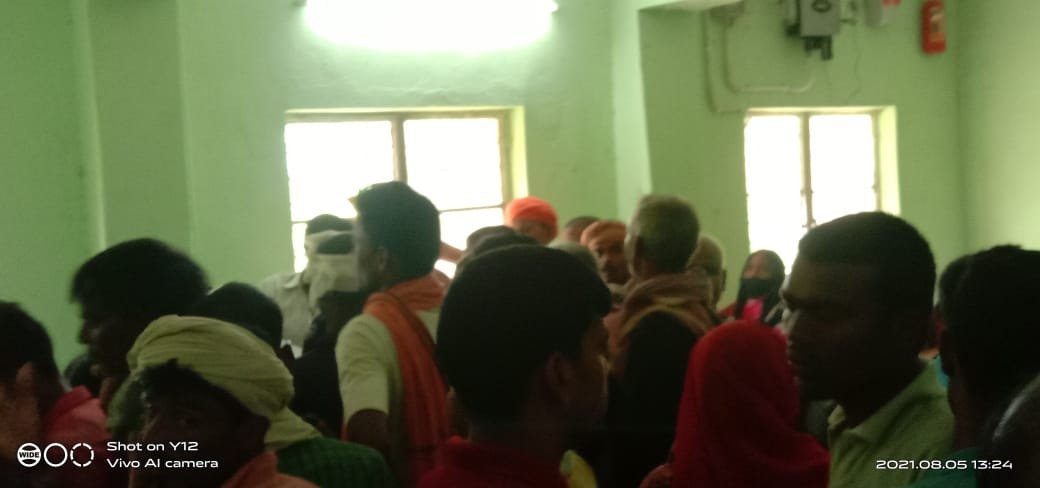 हिंदी समाचार |टीकाकरण केंद्र पर उमड़ी भीड़,...