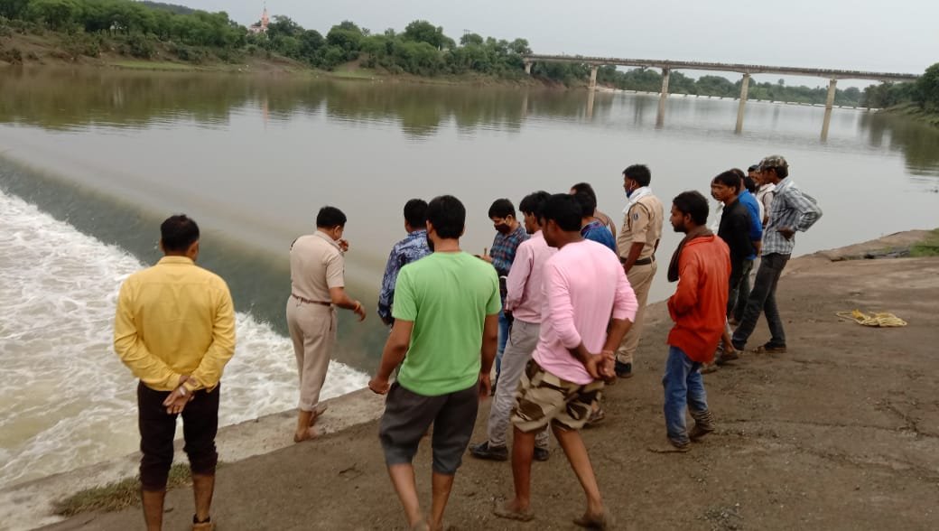 हिंदी समाचार |नदी में बहा एक व्यक्ति अभी तक...