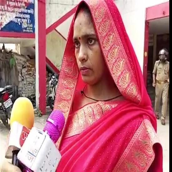 हिंदी समाचार |आभूषण की सफाई का झांसा देकर...