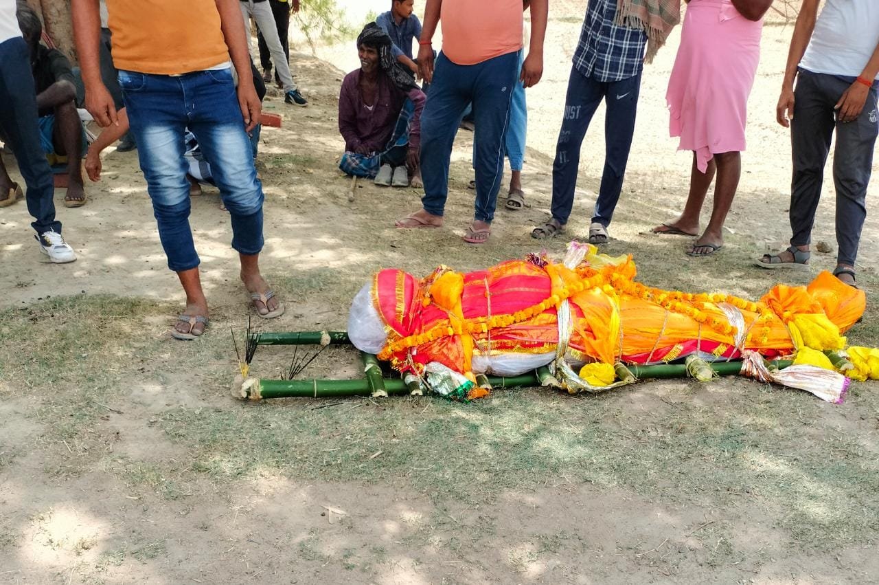 हिंदी समाचार |रात्रि में सो रहा युवक छत से...