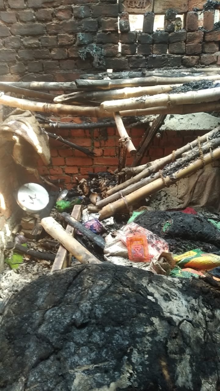हिंदी समाचार |आग लगने से झोपड़ी का घर जल कर...