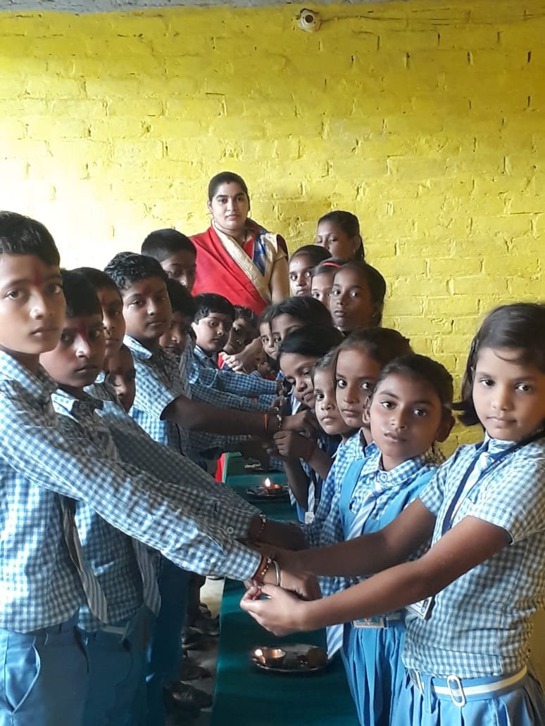 हिंदी समाचार |विद्यालय में धूमधाम से मनाया...