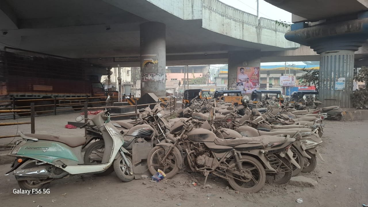 हिंदी समाचार |स्व.राजीव गांधी चौक बना कबाड़...