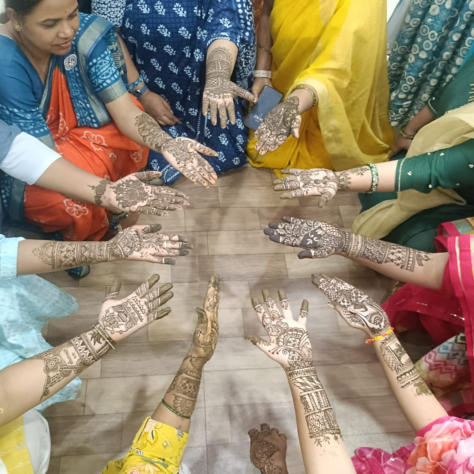 हिंदी समाचार | मेहंदी और रंगोली में...