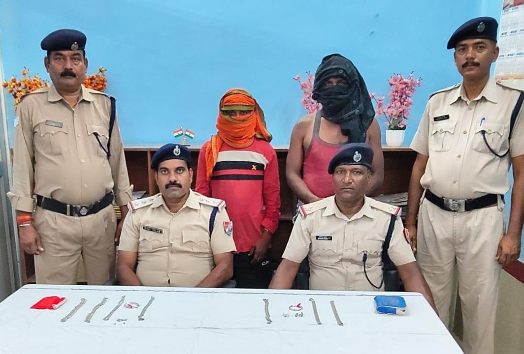 हिंदी समाचार |यात्री सामान चुराने वाले 2 चोर...
