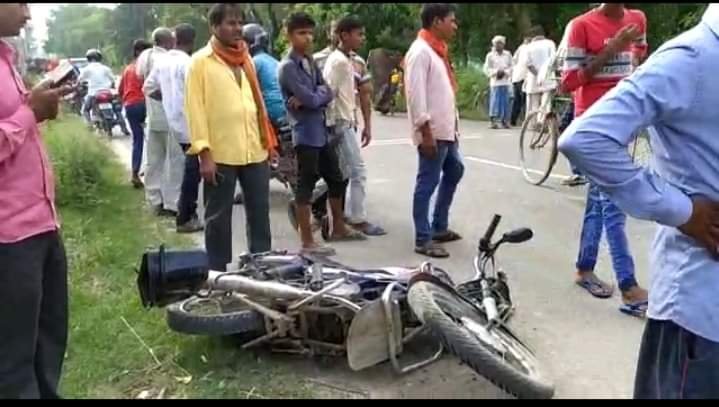 हिंदी समाचार |कार की टक्कर से बाइक सवार तीन...