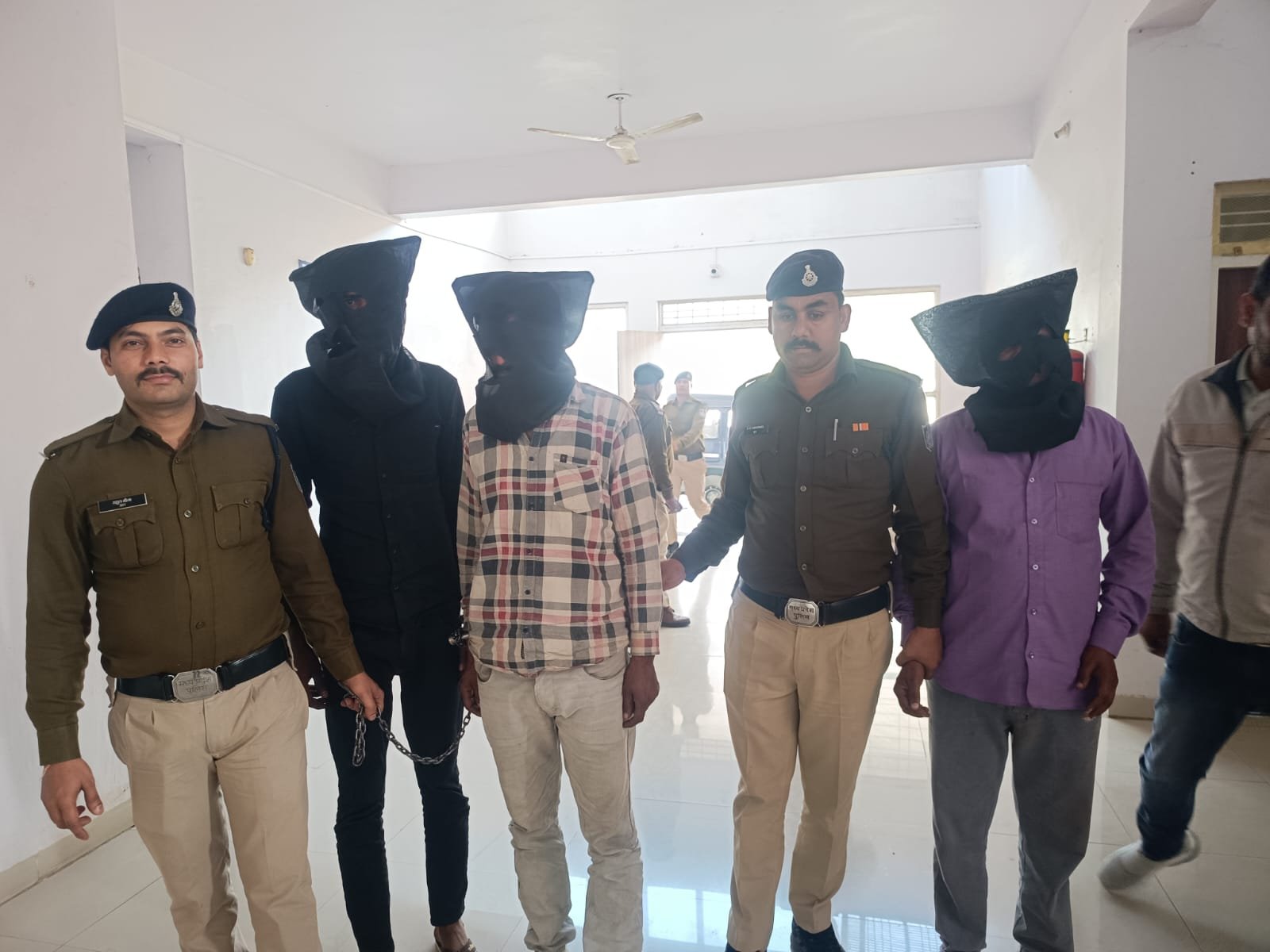 हिंदी समाचार |वेयरहाउस पर लूट करने वाले...