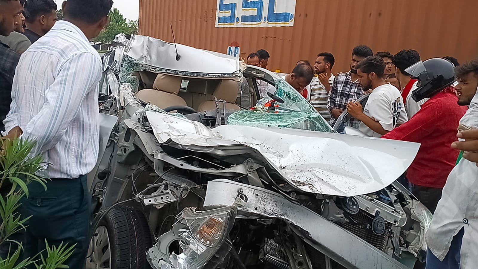 हिंदी समाचार | ट्रक से टकराई अनियंत्रित कार,...