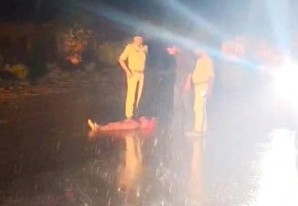हिंदी समाचार | बारिश में NH-120 पर बेसुध पड़ी थी...