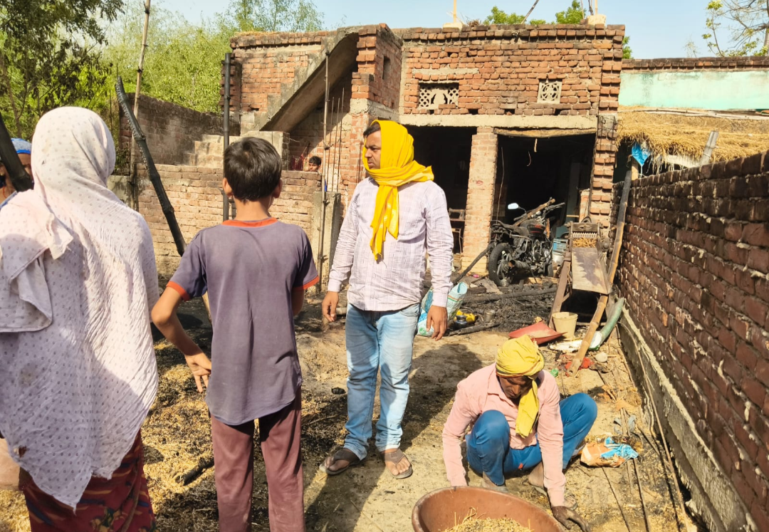 हिंदी समाचार |चिंगारी से लगी आग झोपड़ी जलकर...