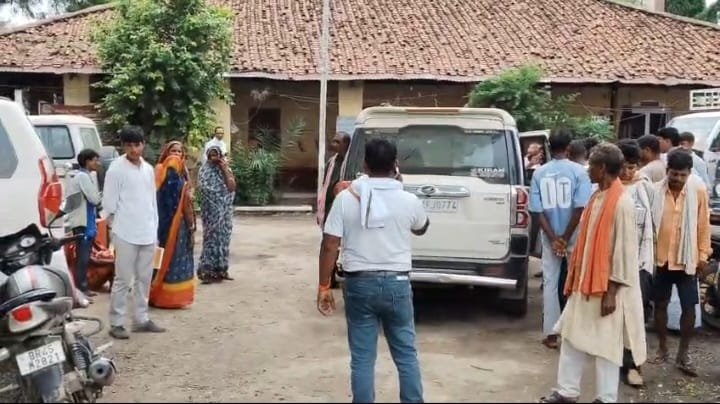हिंदी समाचार |शौच के लिए निकली महिला को सांप...