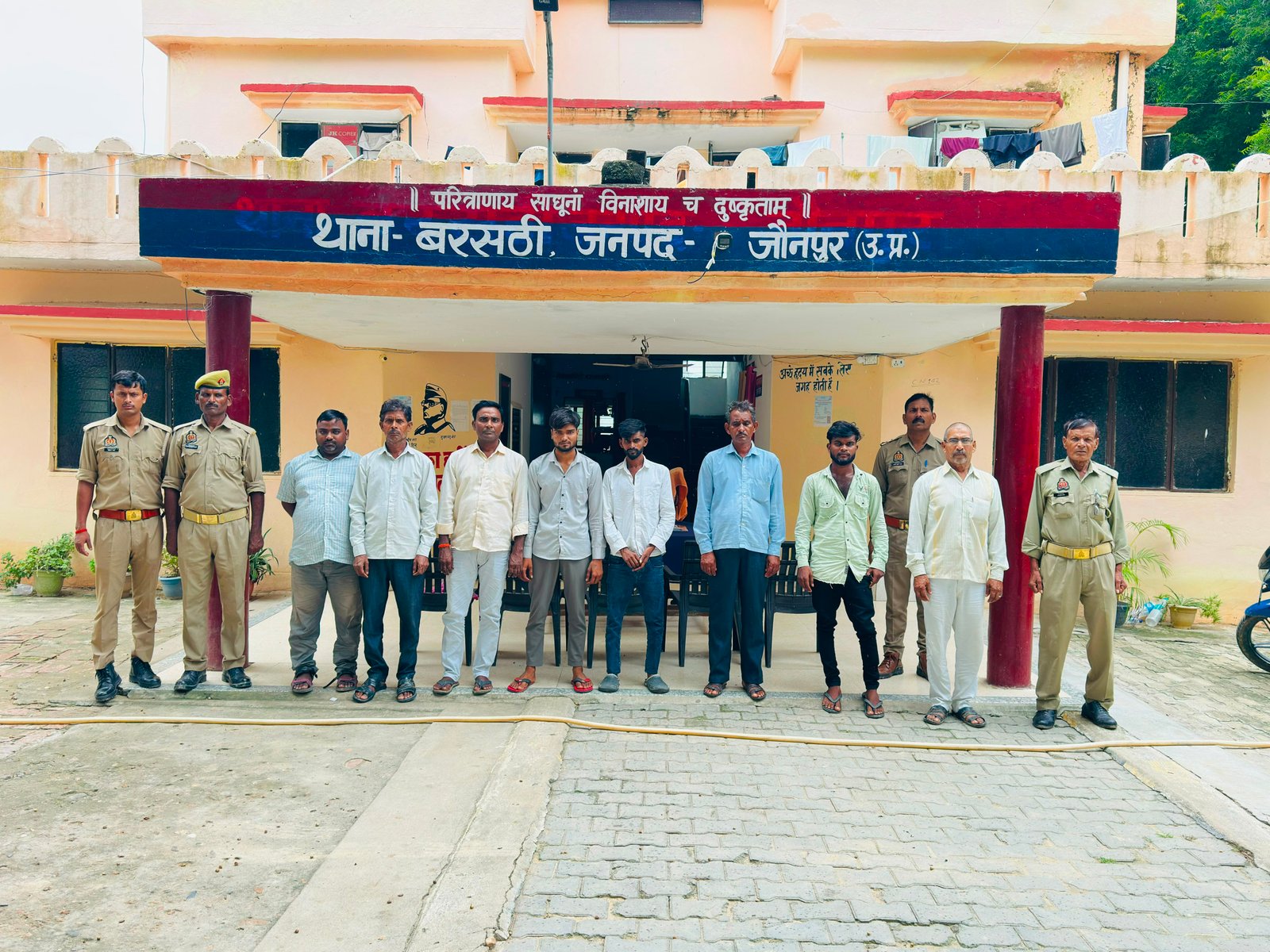 हिंदी समाचार |बरसठी पुलिस ने आठ वारंटियों...