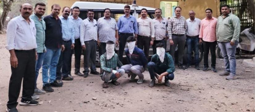 हिंदी समाचार |यात्रियों को लूटने वाले तीन...