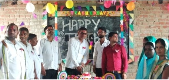 हिंदी समाचार |छात्रों ने केक काटकर मनाया...