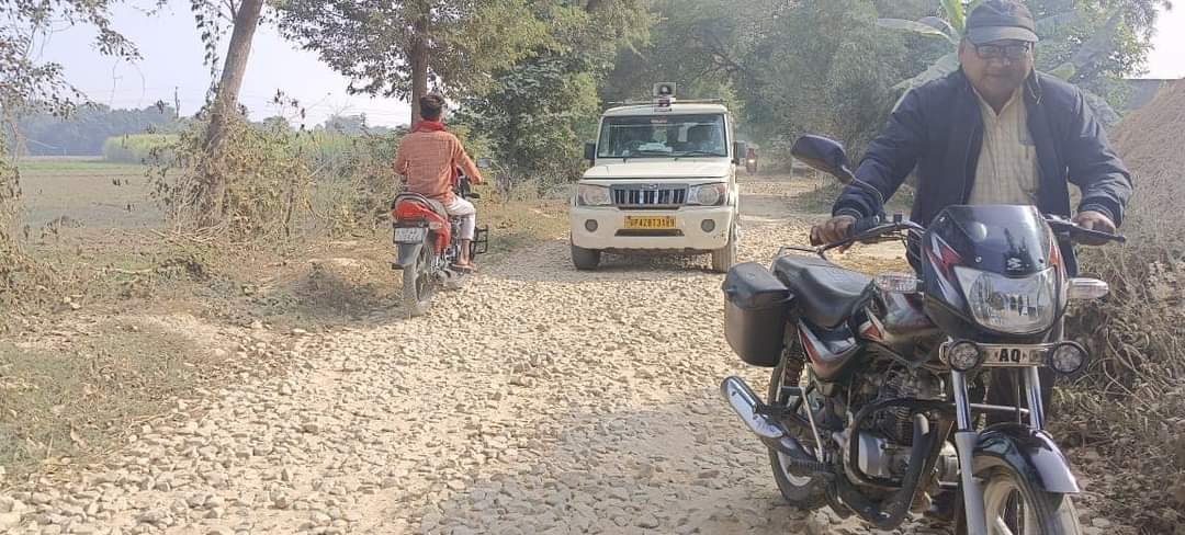 हिंदी समाचार |गिट्टी डालकर आगे का कार्य...