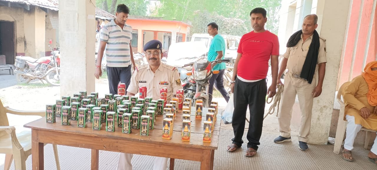 हिंदी समाचार |मोटरसाइकिल से शराब लेकर जा...