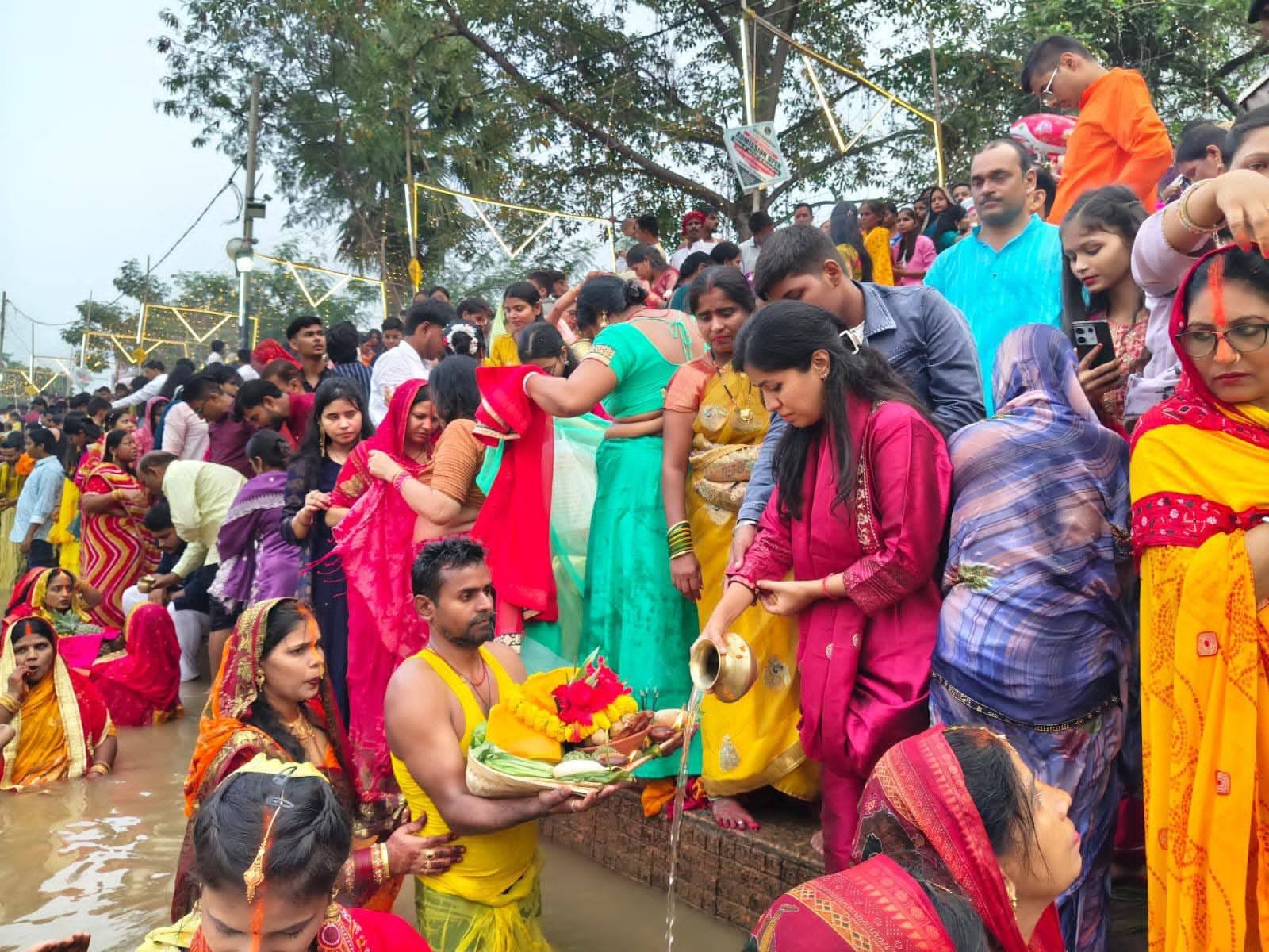 हिंदी समाचार |डीएम ने छठ व्रतियों संग...