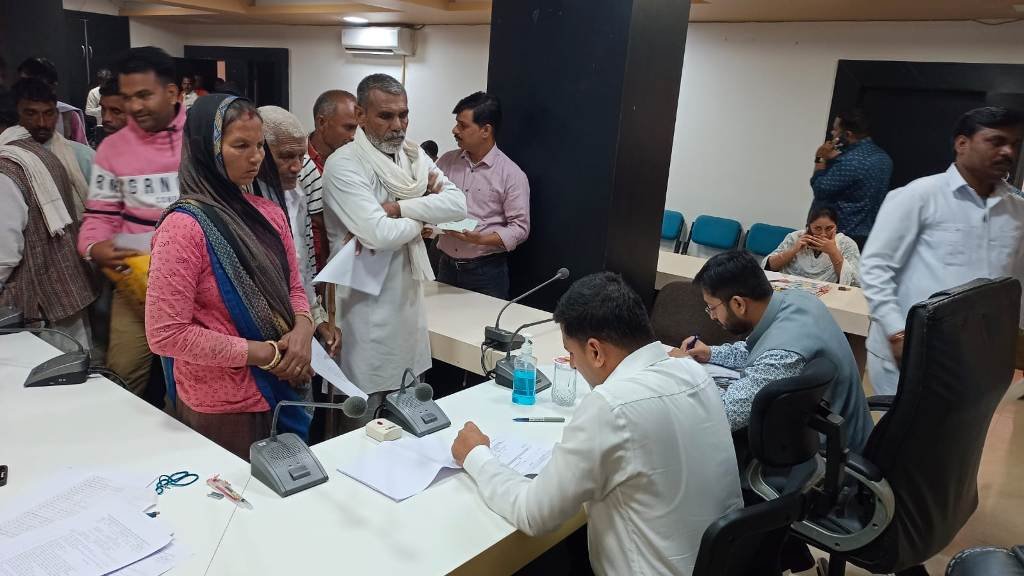 हिंदी समाचार |लंबित शिकायतों के निराकरण...