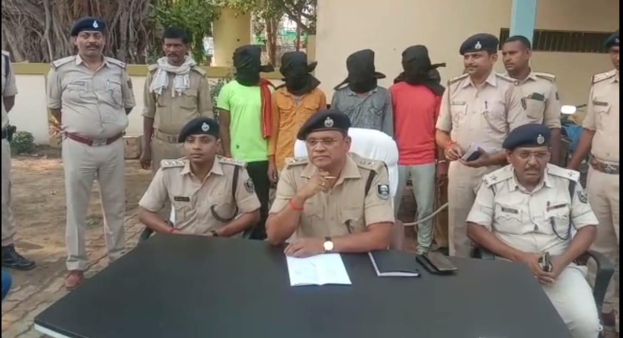 हिंदी समाचार |चोरी की तीन मोटरसाइकिल के साथ...