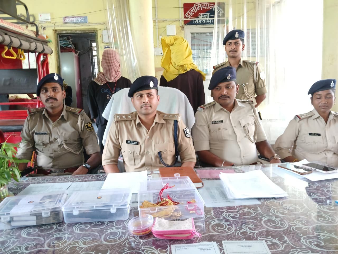 हिंदी समाचार |चोरी के गहने एक देशी कट्टा एवं...