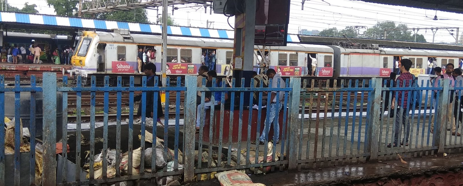 हिंदी समाचार |बरसात के कारण सेंट्रल रेलवे...