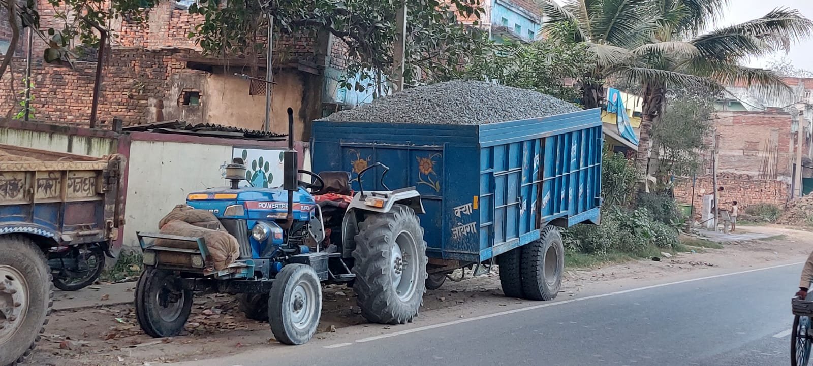 हिंदी समाचार |ओवरलोड गिट्टी लदे ट्रैक्टर को...
