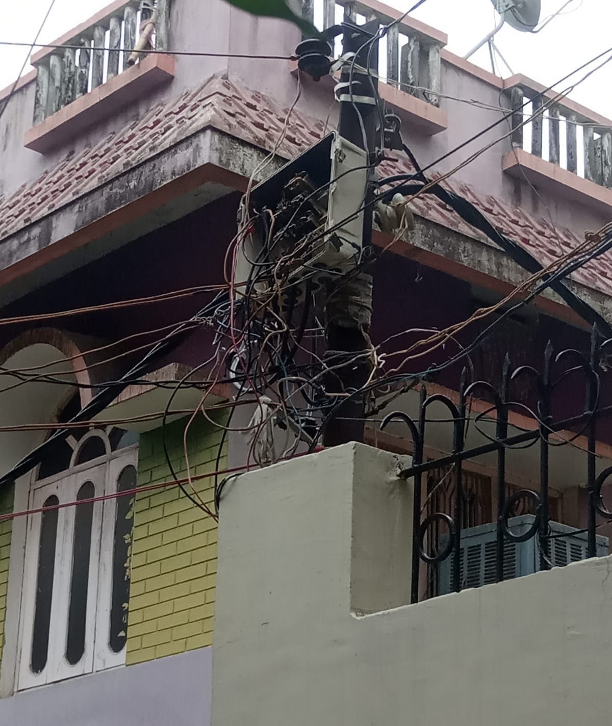हिंदी समाचार | बिजली विभाग पर अवैध वसूली का...