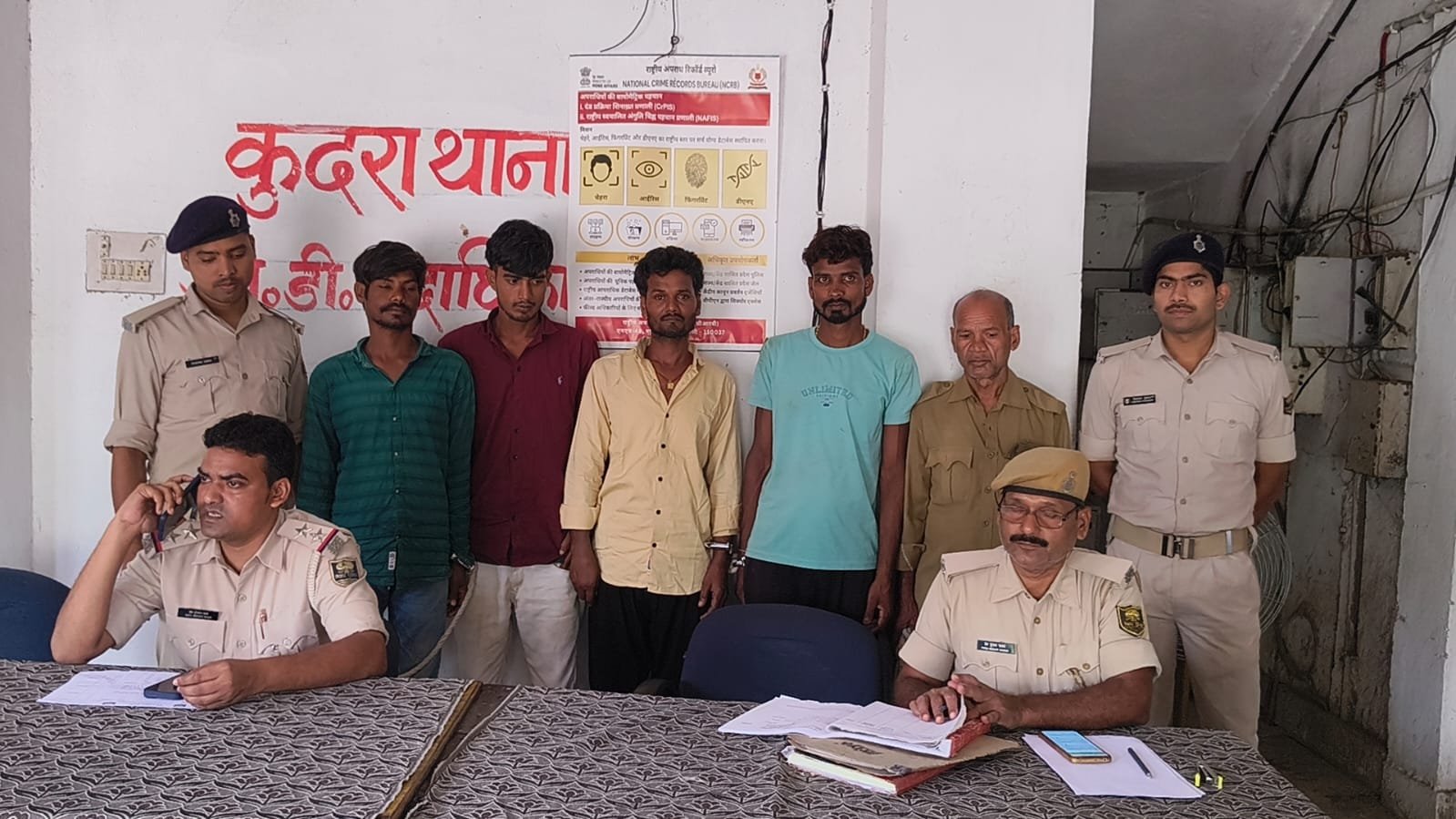 हिंदी समाचार |कुदरा में शराब पीने के आरोप...