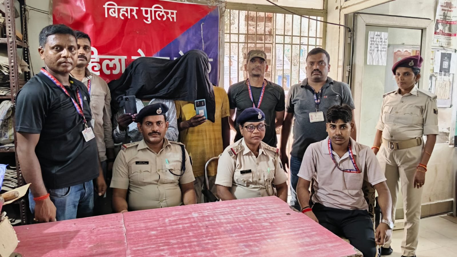 हिंदी समाचार | गया जंक्शन पर दो मोबाइल चोर...