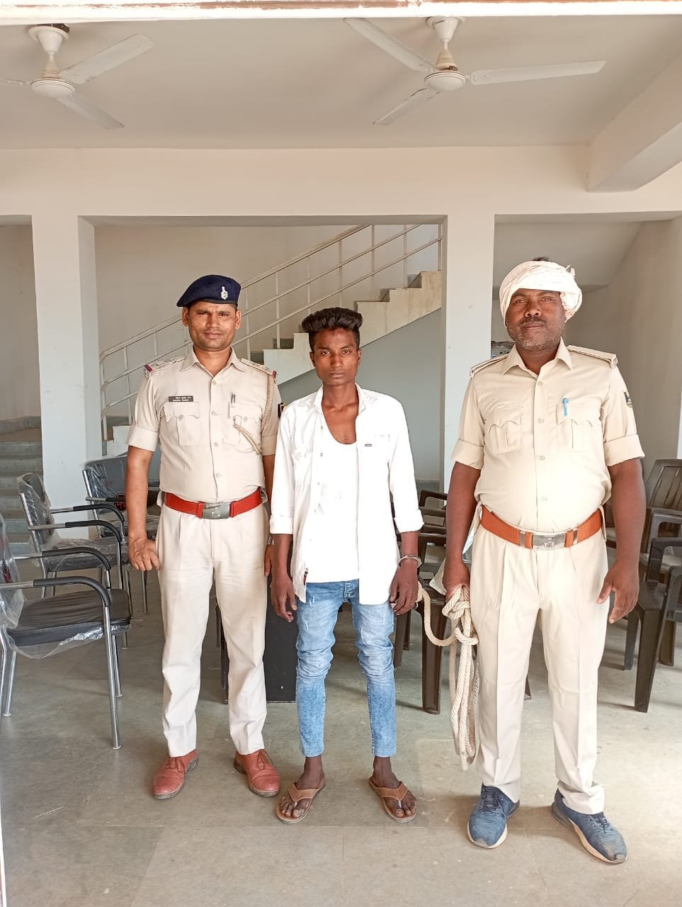 हिंदी समाचार |8 लीटर देशी महुआ वाली शराब के...