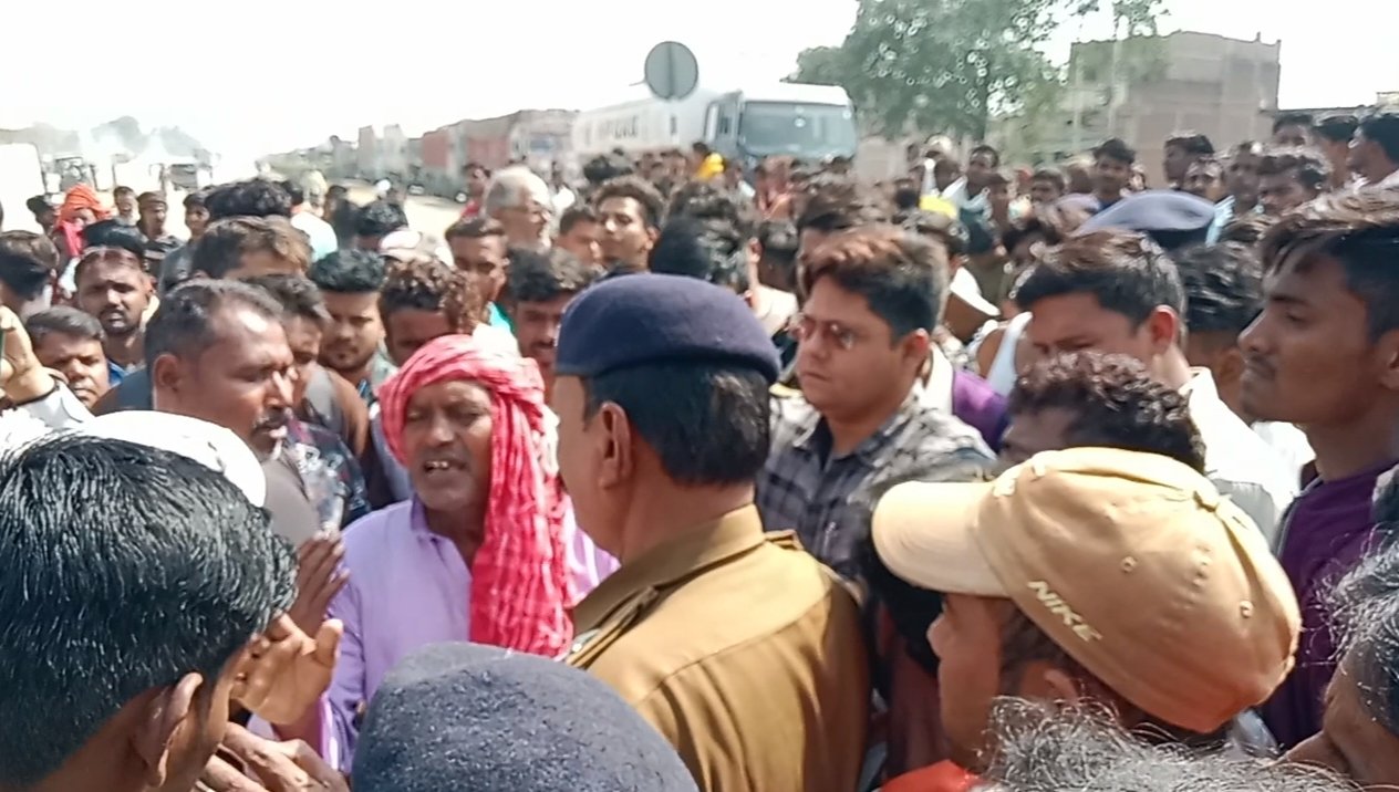 हिंदी समाचार |ट्रक की चपेट में आने से...