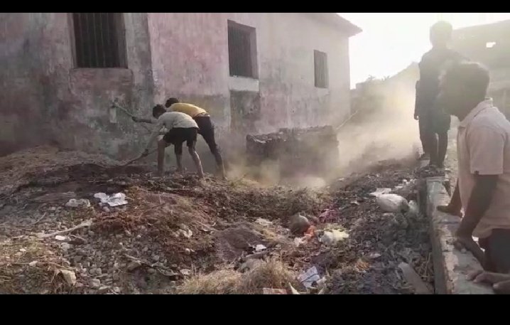 हिंदी समाचार |विद्यालय परिसर में कचरा बना...