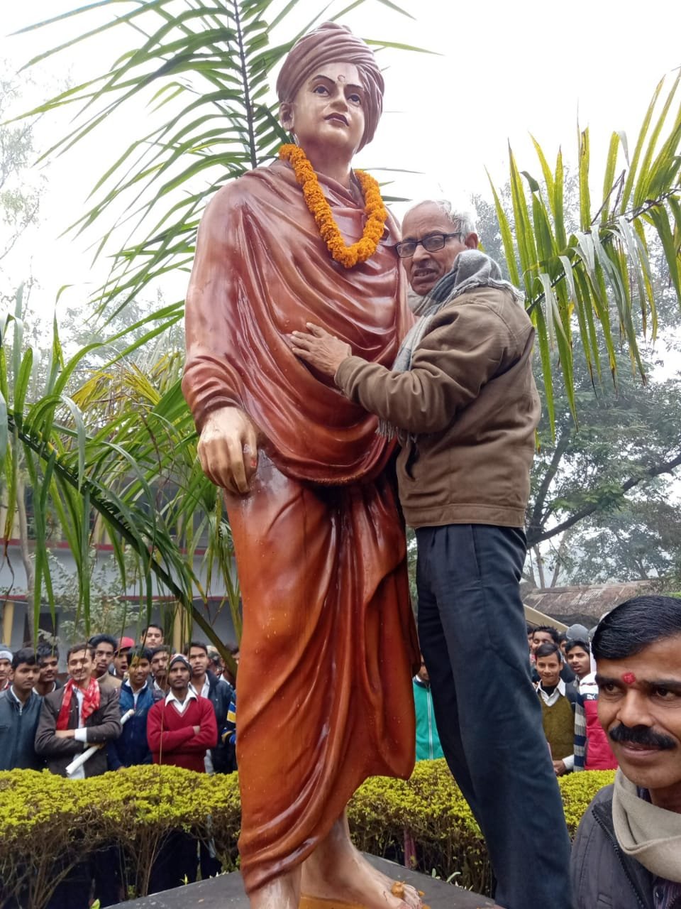 हिंदी समाचार |विद्यालय परिसर में स्वामी...