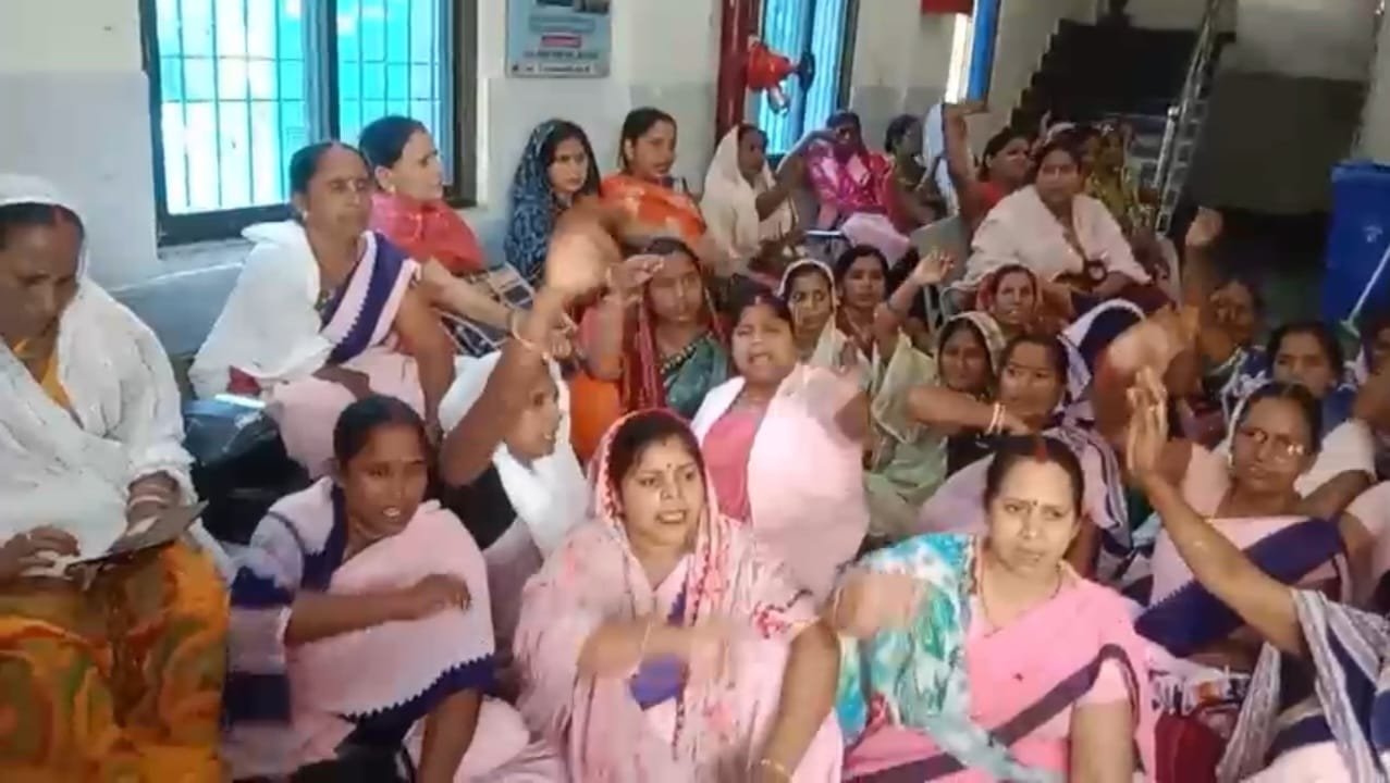 हिंदी समाचार | आशा कर्मियों ने बकाया...