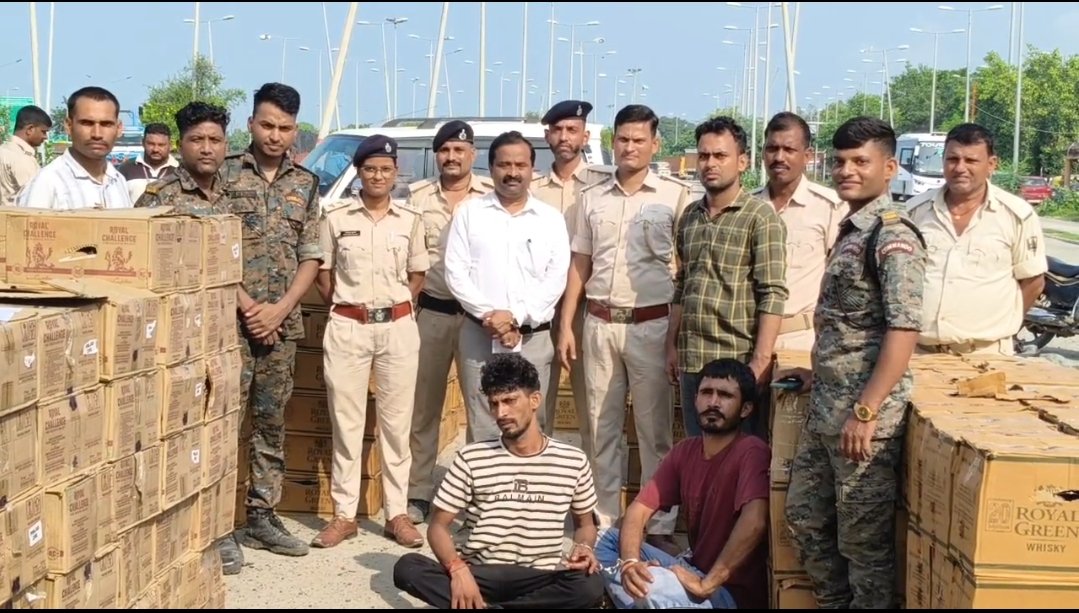 हिंदी समाचार | ट्रक में बने गुप्त तहखाने से 4815...