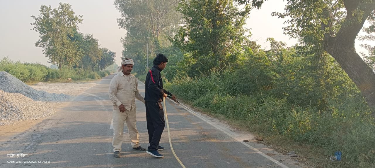 हिंदी समाचार |सड़को की गंदगी साफ करने खुद उतर...