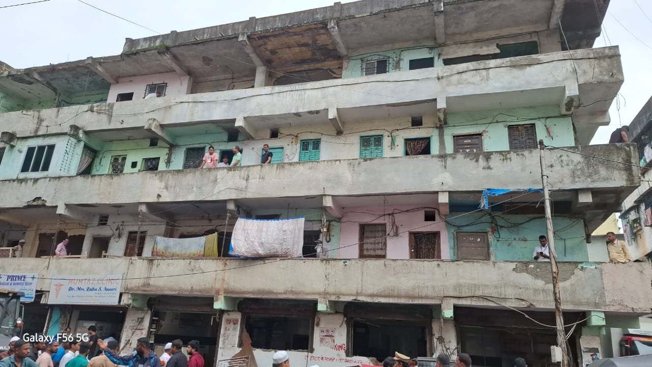 हिंदी समाचार |जर्जर इमारत पर मनपा की बड़ी...