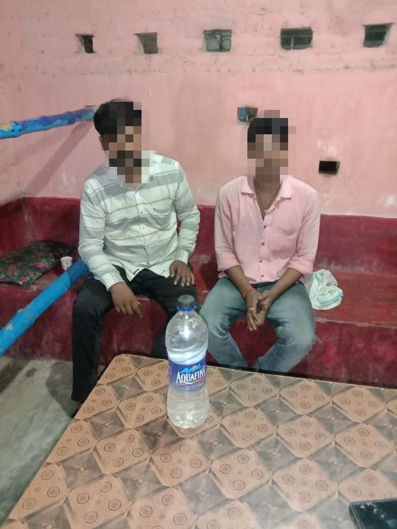 हिंदी समाचार |शराब के साथ पुलिस ने दो...