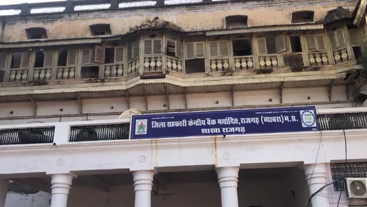 हिंदी समाचार |बैंक में हुई हेराफेरी कैशियर...