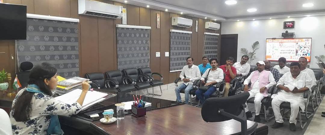 हिंदी समाचार |डीएम ने राजनीतिक दलों के साथ...