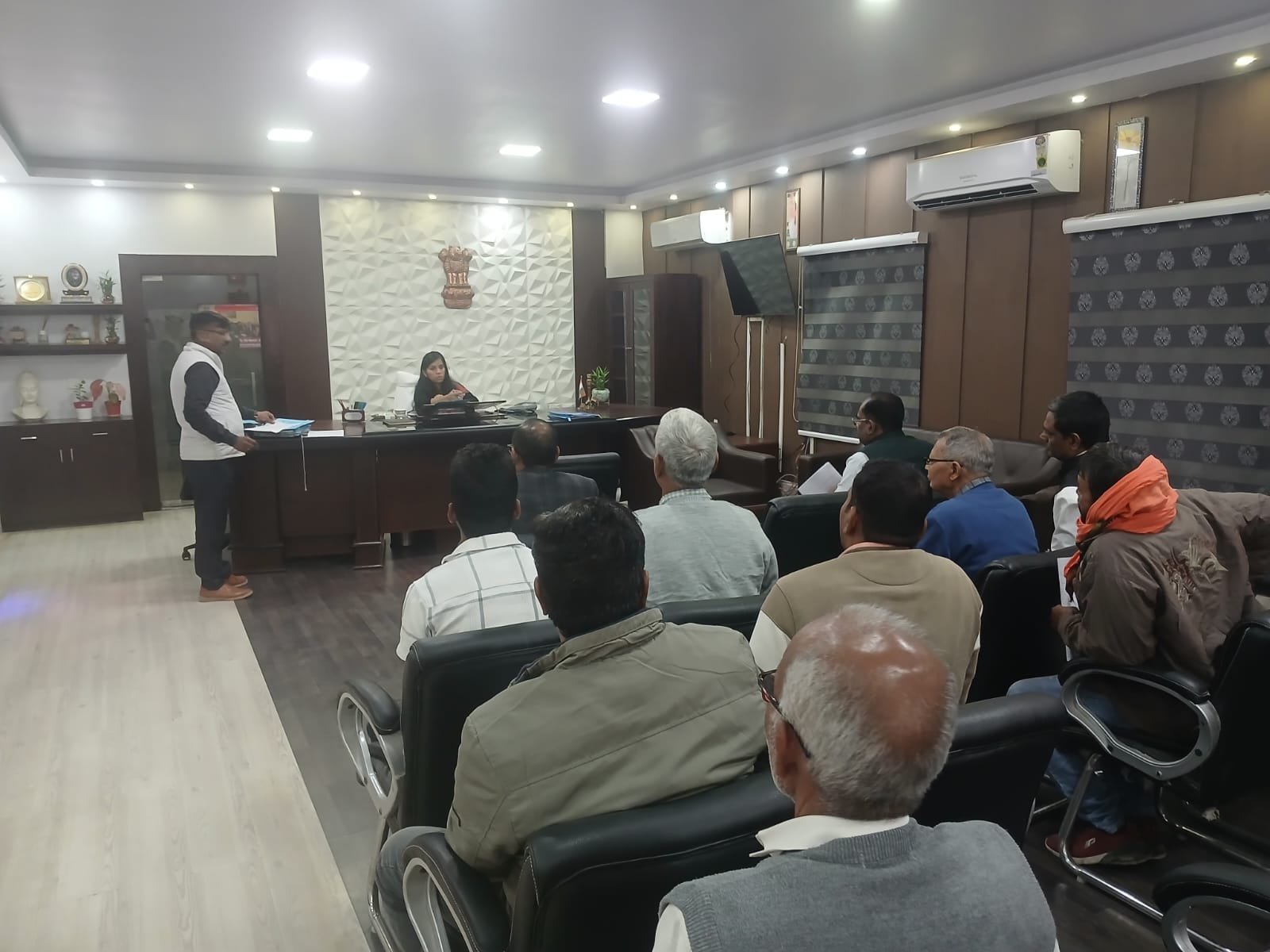 हिंदी समाचार |डीएम के द्वितीय लोक शिकायत...