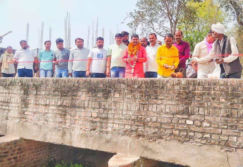 हिंदी समाचार |विधायक ने किया ड्रेन सफाई...