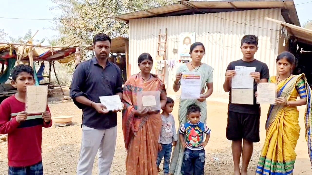 हिंदी समाचार |रेलवे द्वारा घर तोड़े जाने के...