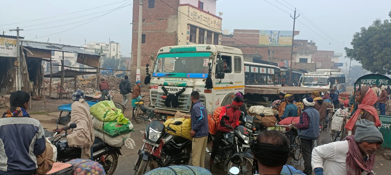 हिंदी समाचार |सब्जी मंडी के अभाव में जान...