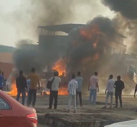 हिंदी समाचार |भिवंडी में चलते ट्रक में...